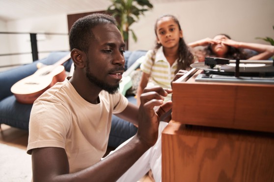 Employé souriant travaillant au service clientèle de GLS 